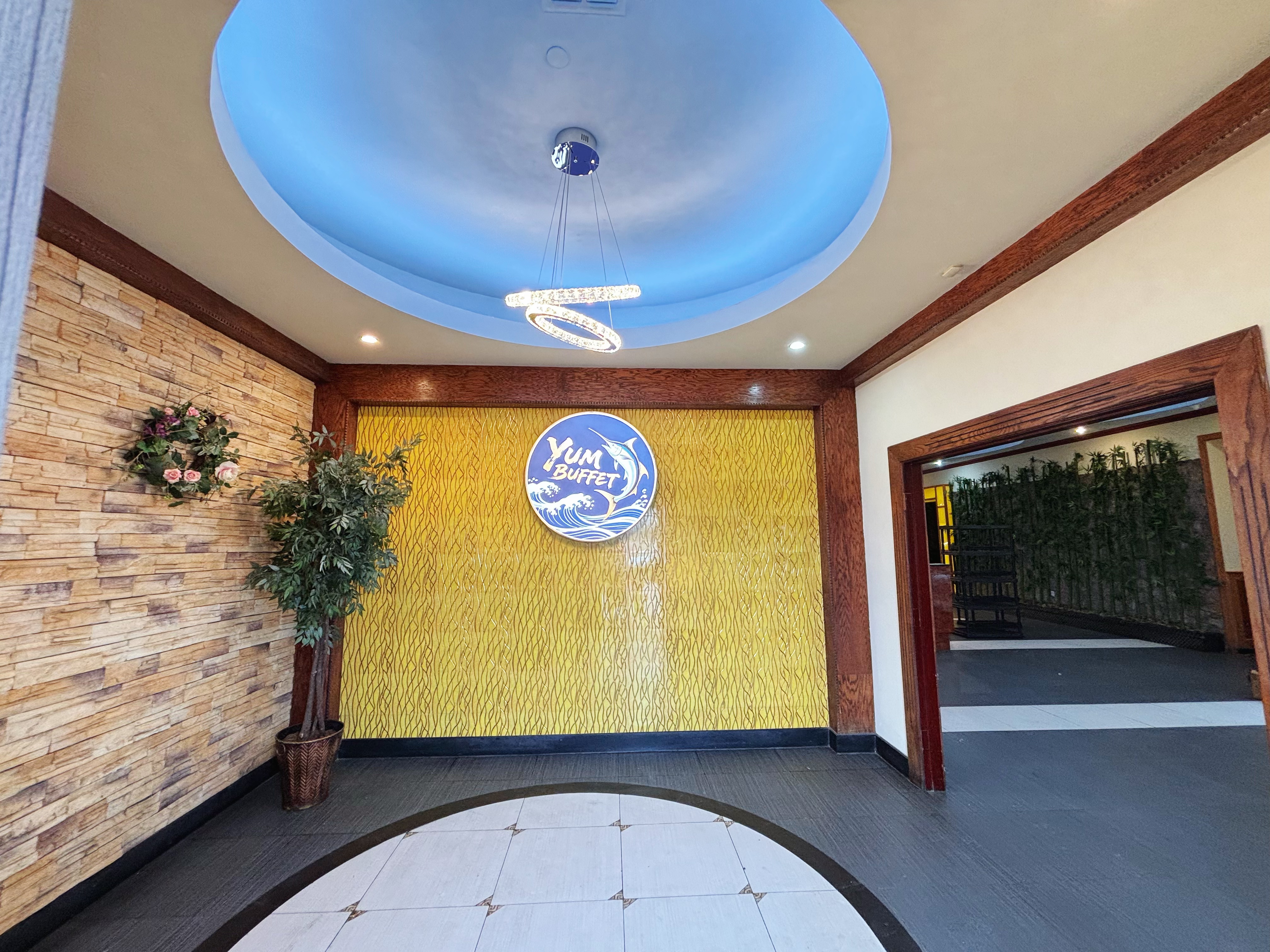 Hibachi and hot entrees at Yum Buffet